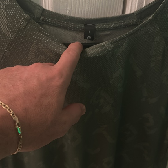 Lulumon L/ brand new pretty much only wore twice fits great on the shoulders. - Picture 2 of 4